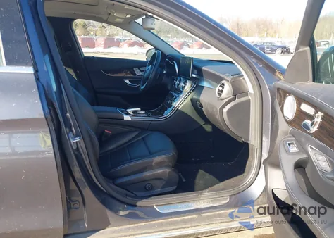 2016 Mercedes-Benz C 300 Luxury 4Matic z USA, uszkodzony, nr VIN 55SWF4KB6GU161106